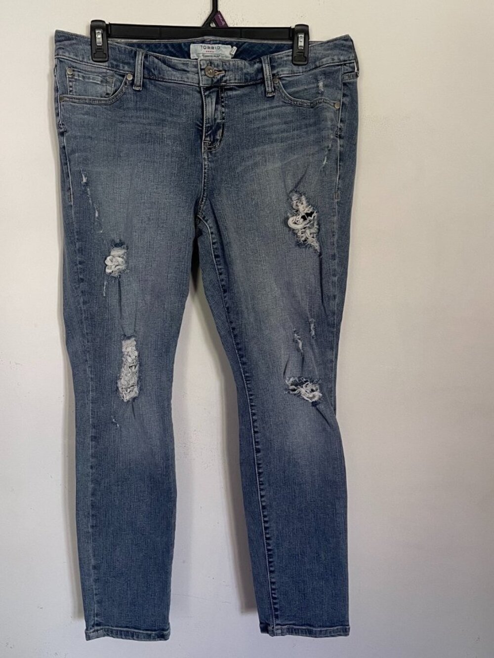 Torrid Premium 16R Mid Rise Medium Wash Distressed Skinny Jeans Z